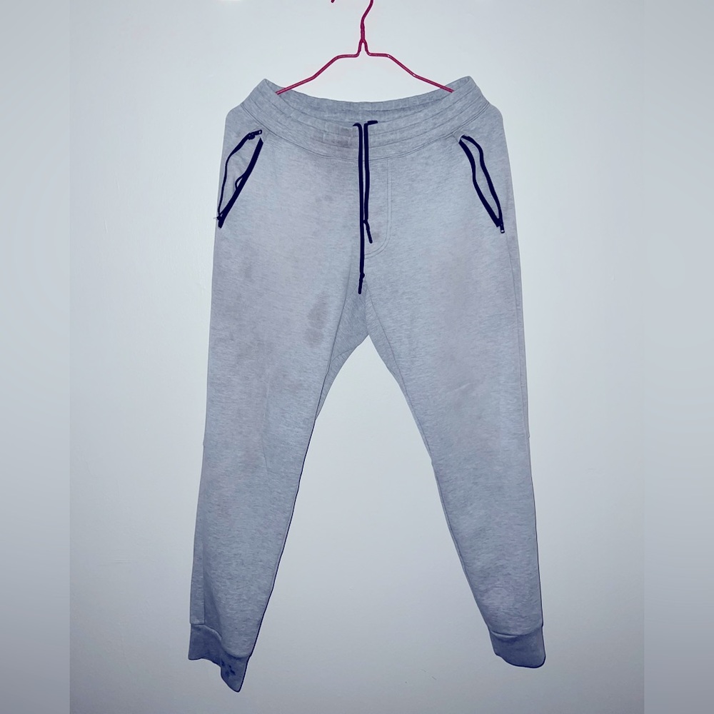 Uniqlo men’s white pants